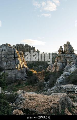 Goldenes Sonnenlicht beim Baden der einzigartigen Karstformationen am Torcal de Antequera während des Sonnenuntergangs Stockfoto