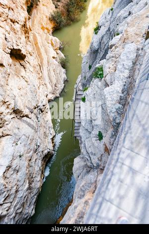 Blick von oben auf den Caminito del Rey Walkway entlang steiler Klippen und einer Flussschlucht Stockfoto