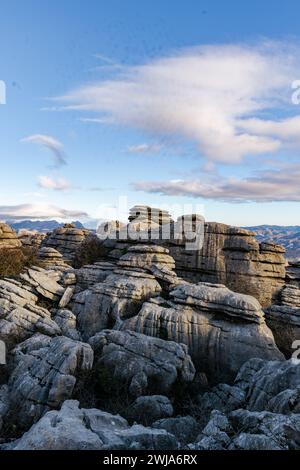 Einzigartige Kalksteinformationen unter blauem Himmel am Torcal de Antequera in der Nähe von Malaga Stockfoto