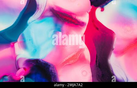 Ein abstrakter und farbenfroher Hintergrund aus Tinte, die im Wasser mit Rosa-, Blau- und Schwarztönen wirbelt Stockfoto