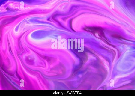 Dieses Bild zeigt eine faszinierende Mischung aus violetten und rosafarbenen Tönen in einem wirbelnden abstrakten Flüssigkeitsmuster, ideal für kreative Hintergründe Stockfoto