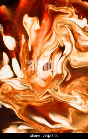 Ein lebendiges abstraktes Bild, das eine Mischung aus warmen Farben mit einer fließenden, dynamischen Textur zeigt, die ein Gefühl von Bewegung und Energie hervorruft Stockfoto