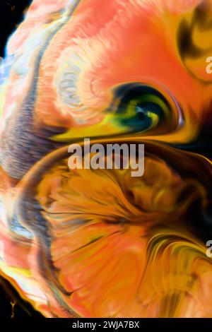 Ein lebendiges abstraktes Bild, das eine Mischung aus warmen Farben mit einer fließenden, dynamischen Textur zeigt, die ein Gefühl von Bewegung und Energie hervorruft Stockfoto