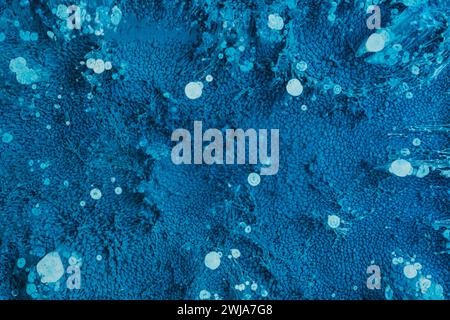 Eine abstrakte Nahaufnahme, die die komplizierten Details blauer Texturen und Blasenformationen festlegt Stockfoto