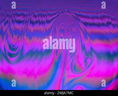Ein lebendiges abstraktes Bild mit einer Mischung aus wirbelnden Mustern in violetten, rosa und blauen Tönen, die an eine psychedelische Erscheinung erinnern Stockfoto