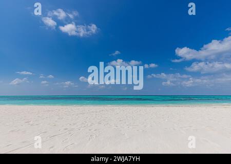 Blick auf den tropischen Strand. Ruhige und entspannende, leere mediterrane Strandszene, blauer, sonniger Himmel und weißer Sand. Ruhige idyllische Naturküste Stockfoto