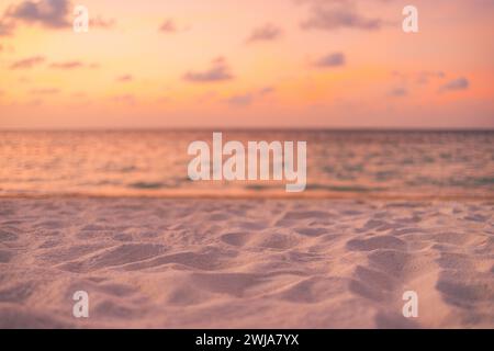 Fantastischer Sonnenuntergang am Strand, endlos verschwommener Horizont, unglaublich traumhaftes Sonnenlicht. Entspannen, Ruhe, heller Strand, Rochen. Positive Energie Serene Stockfoto