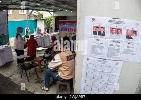 Die Bewohner der PARLAMENTSWAHLEN in INDONESIEN stellen sich an die Wahlen in Bandung, West-Java, Indonesien, am 14. Februar 2024. Mehr als 2 Millionen Indonesier haben bei den Präsidentschafts- und Parlamentswahlen in mehr als 800 Wahllokalen in ganz Indonesien ihre Stimmen abgegeben. IMAGO/KHAIRIZAL MARIS Bandung West Java Indonesia Copyright: XKhairizalxMarisxKhairizalxMarisx INDONESIA GENERAL ELECTIONS 16 Stockfoto