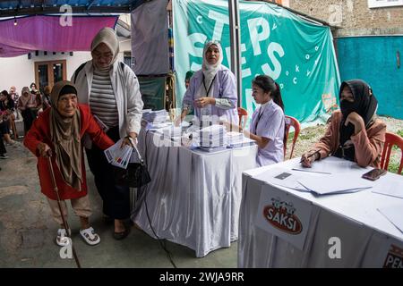 Die Einwohner der PARLAMENTSWAHLEN in INDONESIEN wählen bei den Parlamentswahlen in Bandung, West-Java, Indonesien, 14. Februar 2024. Mehr als 2 Millionen Indonesier geben ihre Stimmen für die Präsidentschafts- und Parlamentswahlen in mehr als 800 Wahllokalen im ganzen Land ab. IMAGO/KHAIRIZAL MARIS Bandung West Java Indonesia Copyright: XKhairizalxMarisxKhairizalxMarisx INDONESIA GENERAL ELECTIONS 15 Stockfoto