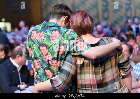 Passau, Deutschland. Februar 2024. Ein Teilnehmer trägt ein hawaiianisches Hemd mit einem Porträt des ehemaligen bayerischen Ministerpräsidenten Franz Josef Strauß am politischen Aschermittwoch der CSU. Lange Zeit war der politische Aschermittwoch vorwiegend mit der CSU verbunden. Im Laufe der Jahre haben alle Parteien das Format kopiert. Quelle: Peter Kneffel/dpa/Alamy Live News Stockfoto