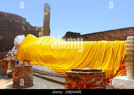 Liegender Buddha in gelbem Schal im Tempel Wat Yai Chai-mongkol, Thailand Stockfoto