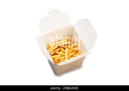 Pommes Frites in einer braunen Kraftpapierbox isoliert auf weißem Hintergrund Stockfoto