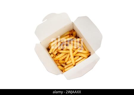 Pommes Frites in einer braunen Kraftpapierbox isoliert auf weißem Hintergrund Stockfoto