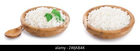 Reis in eine hölzerne Schüssel auf weißem Hintergrund. Ansicht von oben. Flach Stockfoto