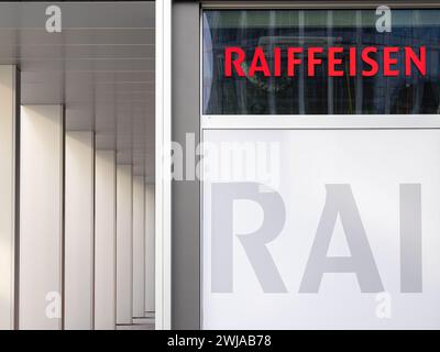 Genf, Schweiz - 3. Februar 2024: Die österreichische Raiffeisenbank ist die drittgrößte Bankengruppe in der Schweiz. Eine Filiale der Bank in Bulach Stockfoto