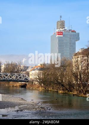 Genf, Schweiz - 3. Februar 2024: Zeichen und Logo des französischsprachigen Schweizer Rundfunksenders RTS Stockfoto