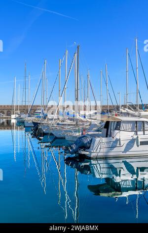 Wunderschöner Port Vauban Yachthafen in Antibes an der französischen Riviera, Côte d'Azur, Frankreich. Liegeplätze für Boote, Yachten und Superyachten aller Größen. Stockfoto