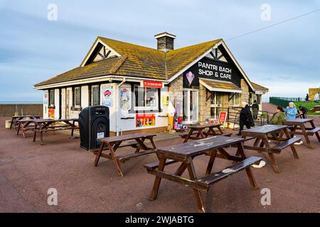 Pensarn Abergele Wales Vereinigtes Königreich 28. Januar 2024. Cafe am Meer mit Tischen draußen Stockfoto