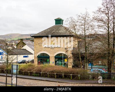 Ramsbottom Rossendale Valley UK, 10. Februar 2024. Morrisons Supermarktgebäude mit Schild in Ramsbottom. Stockfoto