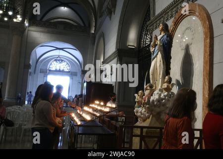 Manila, Philippinen. Februar 2024. Mehrere Gläubige zünden Votivkerzen an und beten während einer Aschermittwochs-Messe in der Kathedrale von Manila. (Foto: Dennis Jerome Acosta/Pacific Press) Credit: Pacific Press Media Production Corp./Alamy Live News Stockfoto