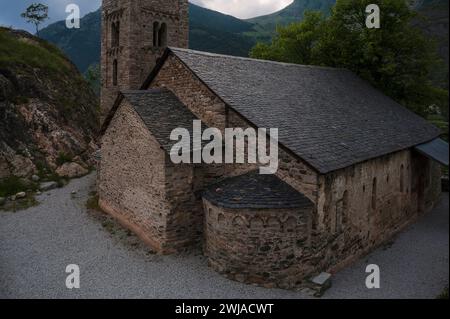 Romanische Kirche Sant Joan de Boí, im Vall de Boí, Lleida, Katalonien, Spanien. Die Kirche wurde in den 1000er Jahren von den Lords of Erill mit Kriegsbeute erbaut. Stockfoto