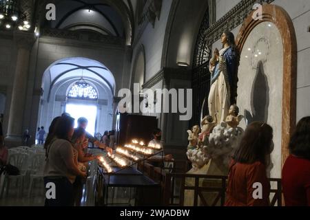 Manila, Metro Manila, Philippinen. Februar 2024. Mehrere Gläubige zünden Votivkerzen an und beten während einer Aschermittwochs-Messe in der Kathedrale von Manila. (Kreditbild: © Dennis Jerome Acosta/Pacific Press via ZUMA Press Wire) NUR REDAKTIONELLE VERWENDUNG! Nicht für kommerzielle ZWECKE! Stockfoto