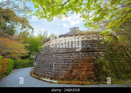 Kyoto, Japan - 6. April 2023: Der Adashino Nenbutsuji Tempel wurde 811 gegründet und befindet sich auf einem Hügel und etwas abseits des Haupttouristengebietes von Arash Stockfoto