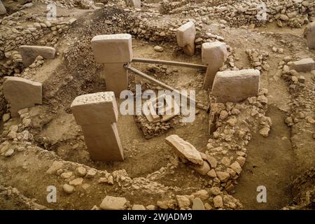 GOBEKLI TEPE, TÜRKEI - 8. OKTOBER 2020: Dies ist ein Fragment der Ruinen der archäologischen Stätte des größten und ältesten Tempelkomplexes. Stockfoto
