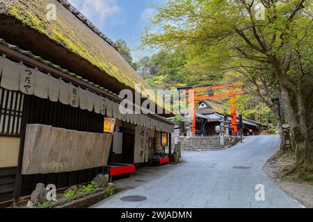 Kyoto, Japan - 6. April 2023: Atago Jinja-Schrein auf der Spitze des Mt. Atago nordwestlich von Kyoto ist es ein berühmter Ort, der von Gläubigen besucht wird Stockfoto