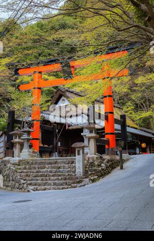 Kyoto, Japan - 6. April 2023: Atago Jinja-Schrein auf der Spitze des Mt. Atago nordwestlich von Kyoto ist es ein berühmter Ort, der von Gläubigen besucht wird Stockfoto