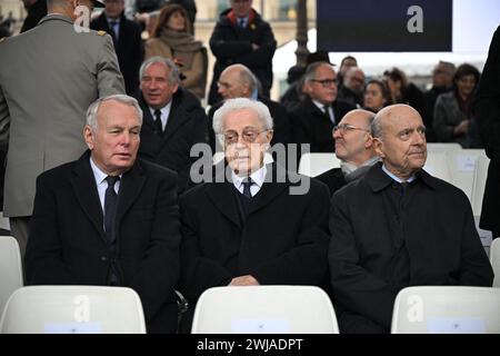 Paris, Frankreich. Februar 2024. Der ehemalige Premierminister Jean-Marc Ayrault, der ehemalige Premierminister Lionel Jospin, der ehemalige Premierminister Alain Juppe während der nationalen Ehrung des ehemaligen Justizministers Robert Badinter am 14. Februar 2024 auf dem Place Vendome vor dem Justizministerium in Paris. Robert Badinter ist im Alter von 95 Jahren gestorben. Foto: Eliot Blondet/ABACAPRESS.COM Credit: Abaca Press/Alamy Live News Stockfoto