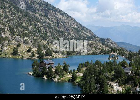 Spanien, Katalonien, Provinz Lleida: Gletschersee von Estany Tort de Peguera im Nationalpark Aiguestortes i Estany de Sant Maurici. Uber einen Peninsul Stockfoto