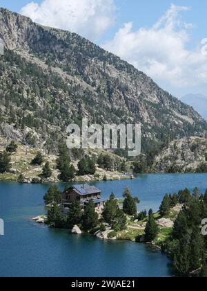 Spanien, Katalonien, Provinz Lleida: Gletschersee von Estany Tort de Peguera im Nationalpark Aiguestortes i Estany de Sant Maurici. Uber einen Peninsul Stockfoto