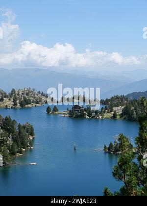 Spanien, Katalonien, Provinz Lleida: Gletschersee von Estany Tort de Peguera im Nationalpark Aiguestortes i Estany de Sant Maurici. Uber einen Peninsul Stockfoto