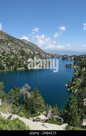 Spanien, Katalonien, Provinz Lleida: Gletschersee von Estany Tort de Peguera im Nationalpark Aiguestortes i Estany de Sant Maurici. Uber einen Peninsul Stockfoto