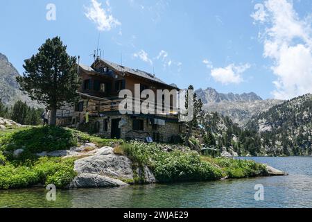 Spanien, Katalonien, Provinz Lleida: Gletschersee von Estany Tort de Peguera im Nationalpark Aiguestortes i Estany de Sant Maurici. Uber einen Peninsul Stockfoto