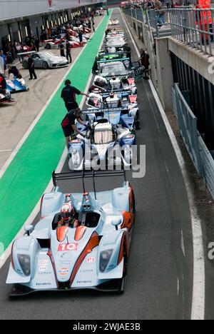 Die Teilnehmer des Masters Endurance Legends Race stehen in der International Pit Lane für den Start der Qualifying Session in Silverstone an. Stockfoto