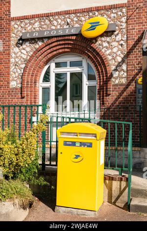 Postamt in einem ländlichen Gebiet und gelber Briefkasten in Saint-Pierre-de-Varengeville (Nordfrankreich) Stockfoto
