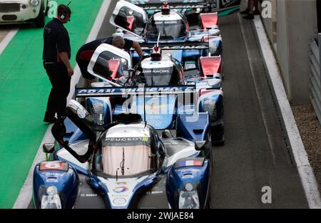 Die Teilnehmer des Masters Endurance Legends Race stehen in der International Pit Lane für den Start der Qualifying Session in Silverstone an. Stockfoto