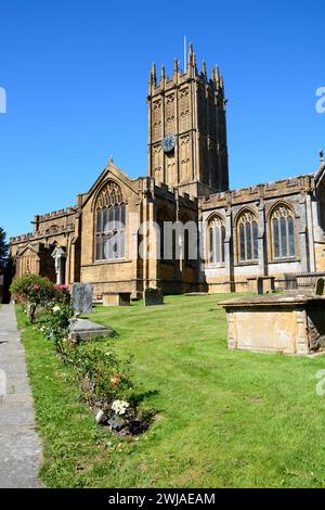 Vorderansicht der St. Marys Minster Church im Stadtzentrum mit dem Friedhof im Vordergrund, Ilminster, Somerset, Großbritannien, Europa Stockfoto