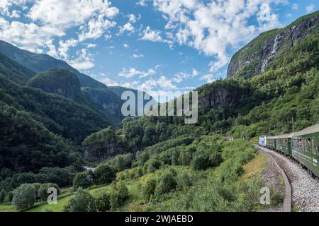 Blick auf vom berühmten Zug Flåmsbana (Flåm-Bahn) auf dem Weg von Flåm nach Myrdal, Norwegen. Stockfoto