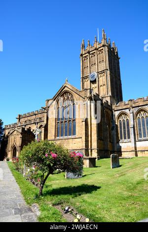 Vorderansicht der St. Marys Minster Church im Stadtzentrum mit dem Friedhof im Vordergrund, Ilminster, Somerset, Großbritannien, Europa Stockfoto