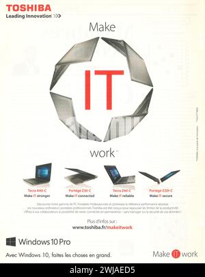 2016 Toshiba-Notebooks mit Windows 10-Werbung in einem französischen Magazin Stockfoto