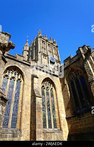 Vorderansicht der St. Marys Minster Church mit Buntglasfenstern und Turm, Ilminster, Somerset, Großbritannien, Europa Stockfoto