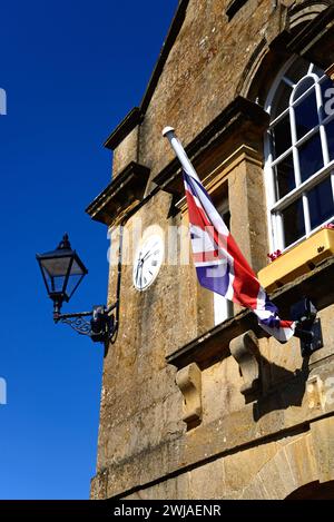 Fenster und Steindetails auf der Vorderseite des Markthauses, auch bekannt als Martock Town Hall, entlang der Church Street im Dorfzentrum, Martock, Somerset, Stockfoto