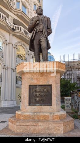 Skopje, Nordmakedonien - 23. Oktober 2023: Statue von Dimitrija Chupovski auf dem Hauptplatz im Zentrum der Hauptstadt. Stockfoto