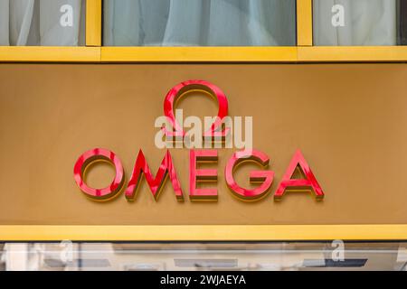 Thessaloniki, Griechenland - 22. Oktober 2023: Luxusschmuck Uhrengeschäft Gofas Omega Swiss Brand am Aristotelous Square. Stockfoto