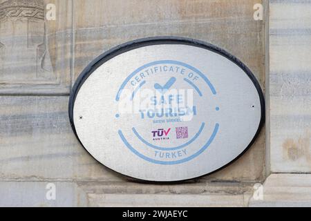 Istanbul, Türkei - 18. Oktober 2023: Ovalform Silber Plaque Board Zertifikat für sicheren Tourismus im Hotel Building Travel. Stockfoto