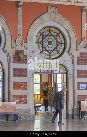 Istanbul, Türkei - 18. Oktober 2023: Buntglasfenster im historischen Gebäude des Orient Express-Bahnhofs Sirkeci Terminal. Stockfoto