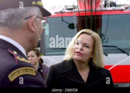 Prag, Tschechische Republik. Februar 2024. Bundesinnenministerin Nancy Faeser (r, SPD) und Ludek Prudil, Direktor der Prager Feuerwehr, während eines Besuchs in der neuen Feuerwache im Prager Stadtteil Holesovice, die vor zwei Jahren eröffnet wurde. Bei einem anschließenden Treffen mit dem tschechischen Innenminister wurde unter anderem die Zusammenarbeit im Brand- und Katastrophenschutz erörtert. Quelle: Michael Heitmann/dpa/Alamy Live News Stockfoto